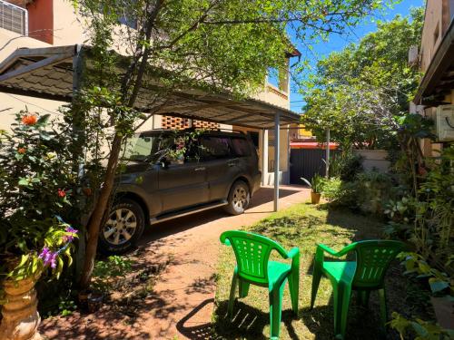 Aed väljaspool majutusasutust Casa moderna en Villamorra a pasos del Shopping Mariscal Lopez 2Dorm,2 garajes y Wifi