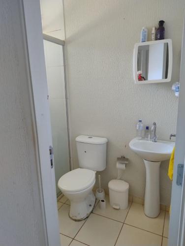 a small bathroom with a toilet and a sink at Pedacinho do céu in Dourados