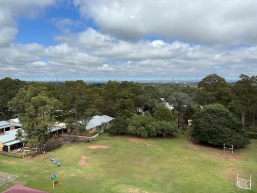 Una vista aérea de una casa con un gran patio. en Near New Spacious Apt w Mountain Views!, en St Marys