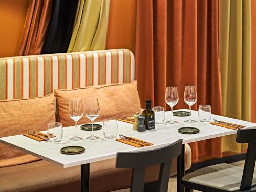 a table with wine glasses on top of it at Novotel Rouen Centre Cathédrale in Rouen