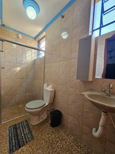 Ванная комната в Quarto para 4 pessoas