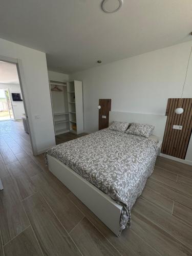 a bedroom with a bed and a wooden floor at Kilians apartment 4 in Castellón de la Plana