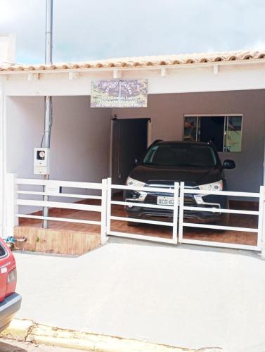 a car parked in a garage with a car parked at Refúgio Central in Chapada dos Guimarães