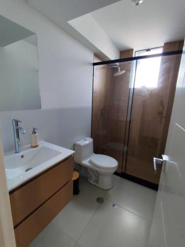 Un baño con inodoro, ducha y lavabo. en Brand new apartment with an excellent location, en Cusco
