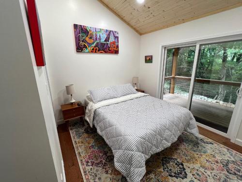 Ruth's Place Tiny Home Retreat 1 mile to town في Burnsville: غرفة نوم بها سرير ونافذة