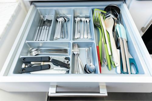 a drawer filled with utensils in a refrigerator at BellaBene modernes Studioapartment in zentraler Lage, Arbeitsplatz, Parkplatz in Pforzheim