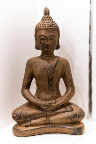 a statue of aitatingitating avalokitesvara at BellaBene modernes Studioapartment in zentraler Lage, Arbeitsplatz, Parkplatz in Pforzheim
