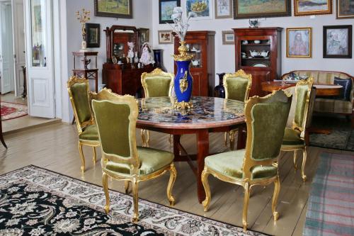 - une salle à manger avec une table et des chaises dans l'établissement Hotel Usadba Maryino, à Andrianovo