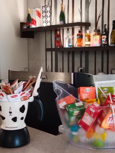 a counter with a bucket of candy and a blender at Vianova Affittacamere in Giurdignano