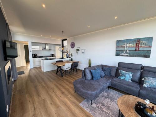 Η κουζίνα ή μικρή κουζίνα στο Enkhuizer Strand Chalet IJsselmeerstrand Erste Reihe mit Zaun Hausnr 204