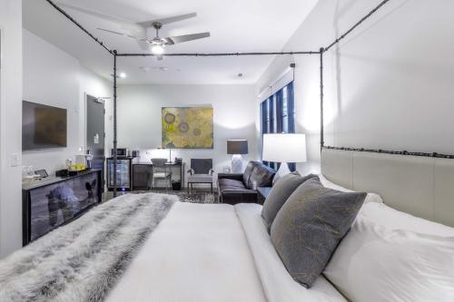 Una cama o camas en una habitación de 121 Hotel by AvantStay Modern Comfort in Nashville's West End