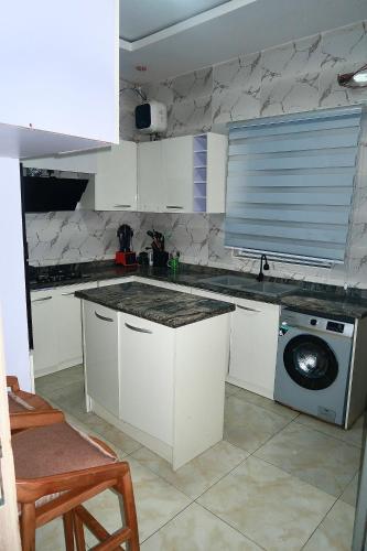 Kuhinja ili čajna kuhinja u objektu Mirrors Edge Properties