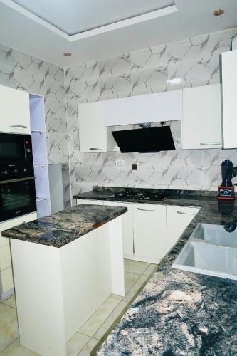 Кухня или кухненски бокс в Mirrors Edge Properties