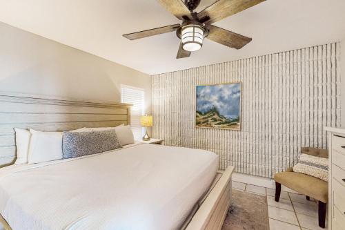 una camera da letto con un letto e un ventilatore a soffitto di Mayan Princess - Howdy Lobster a Padre Island