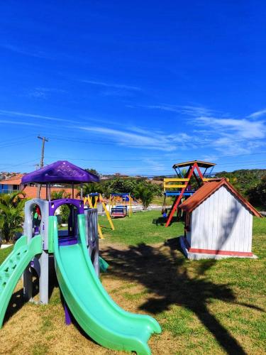 Ο χώρος παιχνιδιού για παιδιά στο TOP 1 QUARTO com ESTACIONAMENTO em Condomínio com VISTA INCRIVEL - PORTARIA 24h, PISCINA, Sauna e Parquinho Infantil - Apartamento com Ar condicionado, Smart TV, Wi-Fi, Cozinha Completa, NETFLIX, Entre o MAR e a LAGOA, CUSTO BENEFICIO