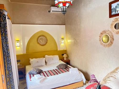 a bedroom with a bed in a room at Riad Dar Susan - Authentic Stay in Zagora in Zagora