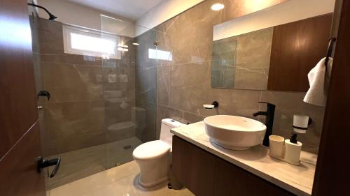 un bagno con wc, lavandino e doccia di SantaRitaDepartment-Consulate-HospitalA a Guadalajara