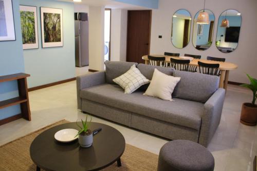 un soggiorno con un divano e un tavolo di SantaRitaDepartment-Consulate-HospitalA a Guadalajara