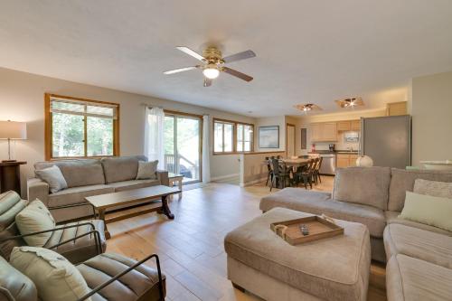 Χώρος καθιστικού στο Rapid City Cottage with Deck quarter Mi to Torch Lake!