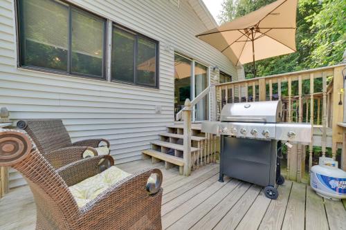Μπαλκόνι ή βεράντα στο Rapid City Cottage with Deck quarter Mi to Torch Lake!
