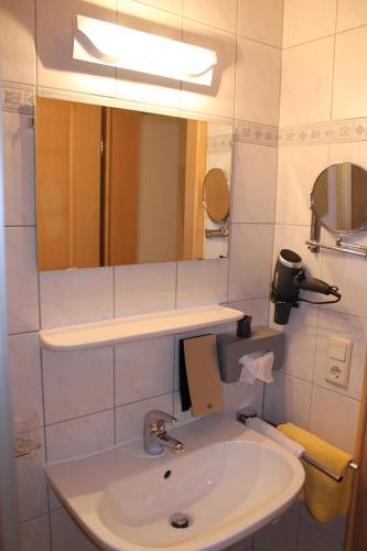 ein Badezimmer mit Waschbecken und Spiegel in der Unterkunft Apart Michaela in Kappl