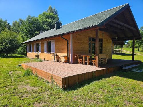 Single-story holiday home by the lake