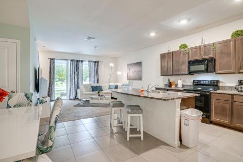 Η κουζίνα ή μικρή κουζίνα στο Modern Family Townhome with Patio in Riverview!