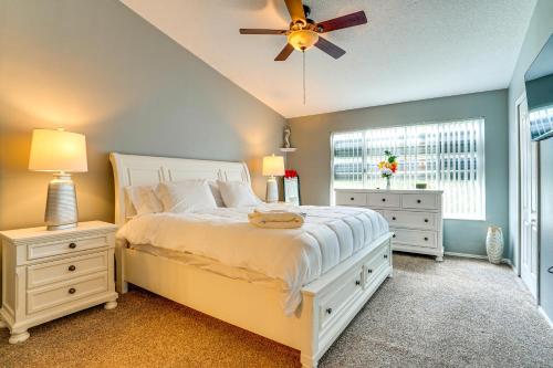 ein Schlafzimmer mit einem weißen Bett und einem Deckenventilator in der Unterkunft Shop, Golf and More Family Retreat in Wesley Chapel in Pebble Creek