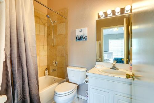 ein Badezimmer mit Toilette, Waschbecken und Dusche in der Unterkunft Shop, Golf and More Family Retreat in Wesley Chapel in Pebble Creek