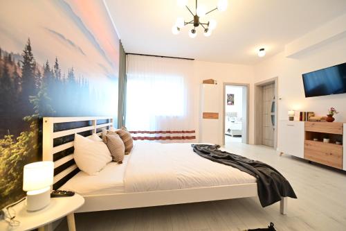 Un dormitorio con una cama grande y un televisor. en FLH - ForRest Haven, en Sibiu