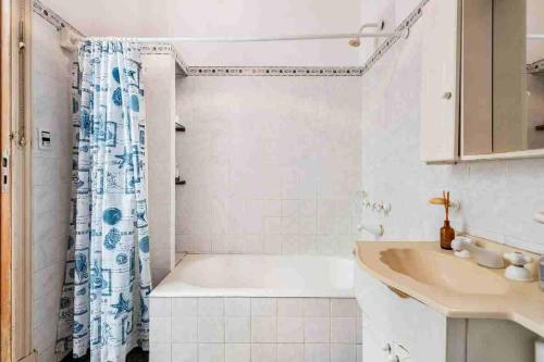 a bathroom with a bath tub and a sink at Sentite en Casa in Buenos Aires