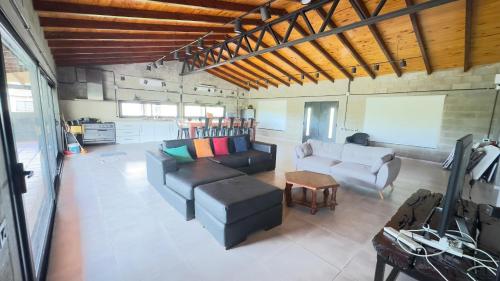 a living room with a couch and a table at ARROYO VEGA Casa 5ta in Esquina