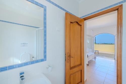 une salle de bain avec un lavabo et un miroir dans l'établissement Villa Monte da Torre, à Loulé