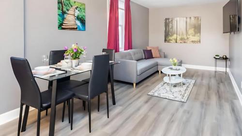 Ruang duduk di Modern 3BR in Sandy Hill - Walk to Byward Market