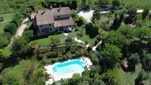 an aerial view of a house with a swimming pool at Agriturismo La Valle Dimenticata in Urbania