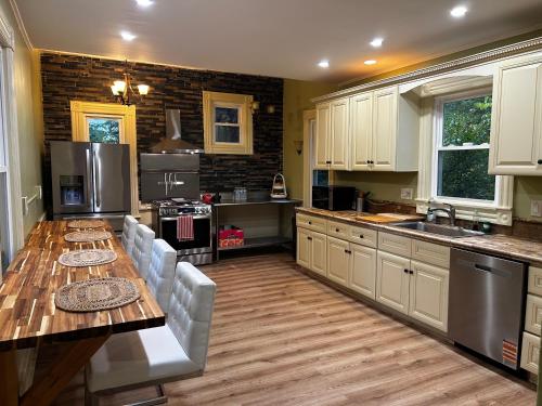 Dapur atau dapur kecil di Historic Springfield Home