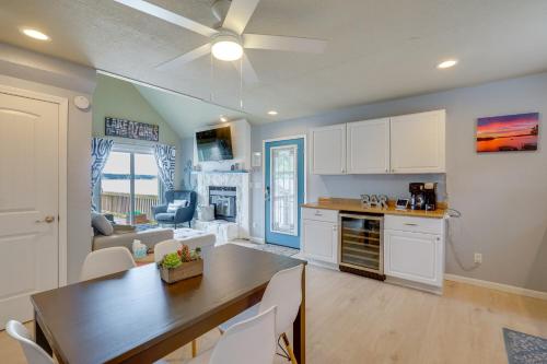 eine Küche und ein Wohnzimmer mit Tisch und Stühlen in der Unterkunft Dock and Slip Lakefront Linn Creek Home! in Linn Creek