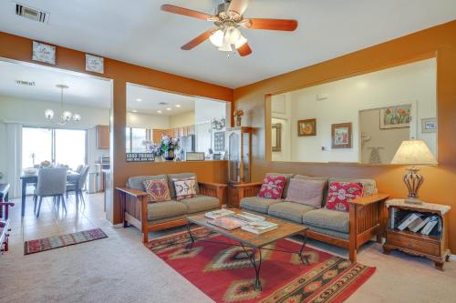 Χώρος καθιστικού στο Sahuarita Retreat with Grill about 24 Mi to Tucson!