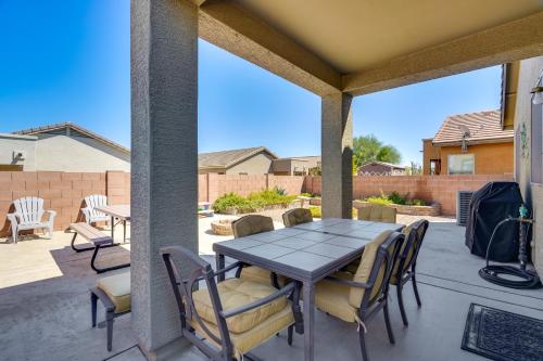 Χώρος καθιστικού στο Sahuarita Retreat with Grill about 24 Mi to Tucson!