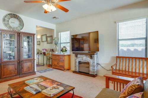 Η κουζίνα ή μικρή κουζίνα στο Sahuarita Retreat with Grill about 24 Mi to Tucson!