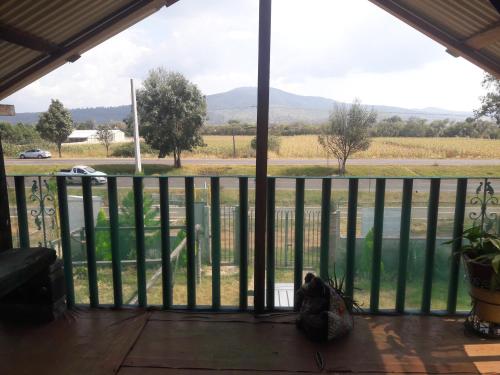 Una vista desde un porche cubierto con vista a un campo. en Cabaña Bambú, 