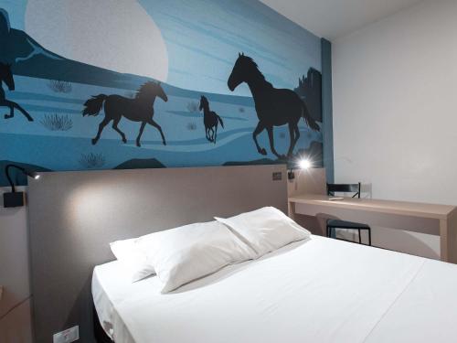 a bedroom with a bed with a mural of horses at ibis Styles Presidente Prudente Portal D'Oeste in Presidente Prudente