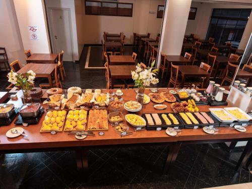 a table with a bunch of different types of food at ibis Styles Presidente Prudente Portal D'Oeste in Presidente Prudente