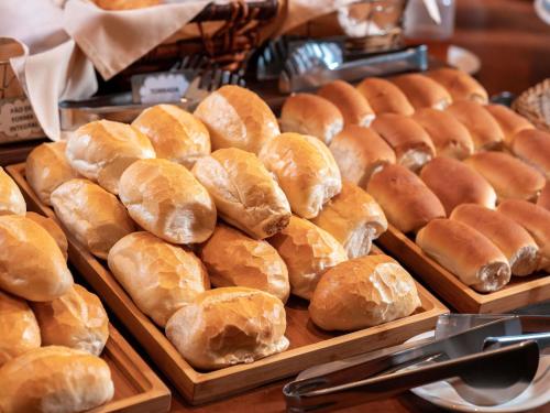 a bunch of loaves of bread on display in a bakery at ibis Styles Presidente Prudente Portal D'Oeste in Presidente Prudente