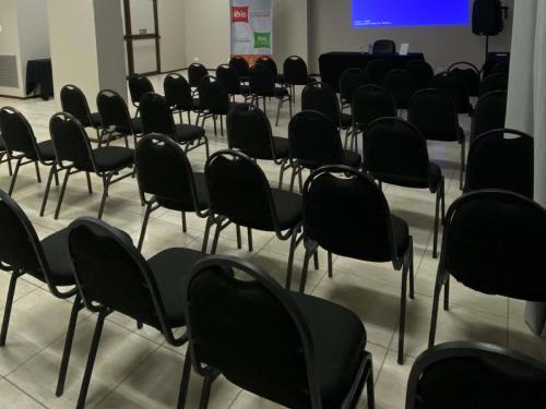 a group of chairs in a room with a screen at ibis Styles Presidente Prudente Portal D'Oeste in Presidente Prudente