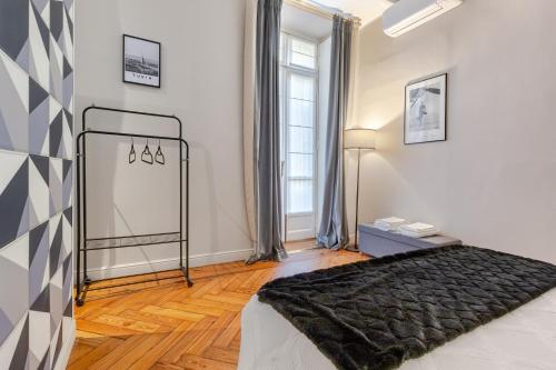 トリノにあるDomus San Carlo- Luxury apartment in Turin's heartのベッドと大きな窓のある寝室