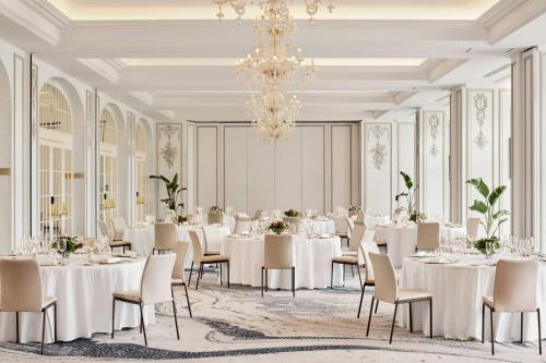 Un restaurante u otro lugar para comer en The Palace, a Luxury Collection Hotel, Madrid