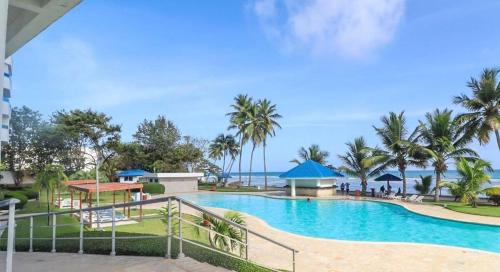 La alberca dentro o cerca de Juan Dolio on the beach Beautiful beachfront apt