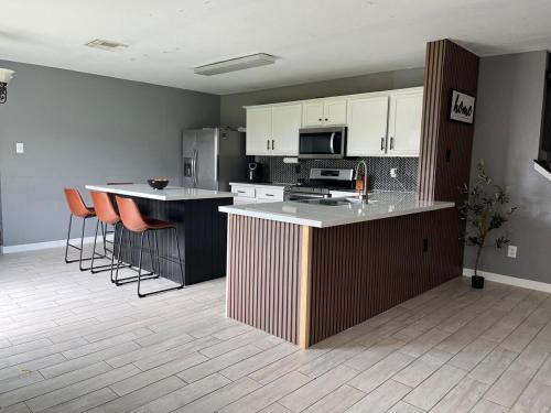 Dapur atau dapur kecil di Fall Getaway- spacious, pet friendly & event ready