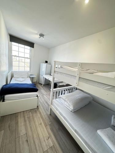 Ένα ή περισσότερα κρεβάτια σε δωμάτιο στο Family room in Zone 2